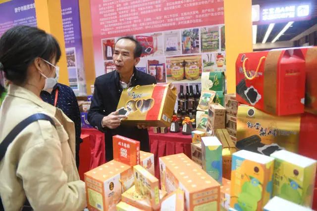 揭陽市成立消費扶貧聯盟暨扶貧產品展銷會上,集中展示了揭陽市100多種扶貧產品、名特優新農產品,吸引許多廣州市民現場采購。 南方日報記者 肖雄 攝 圖片
