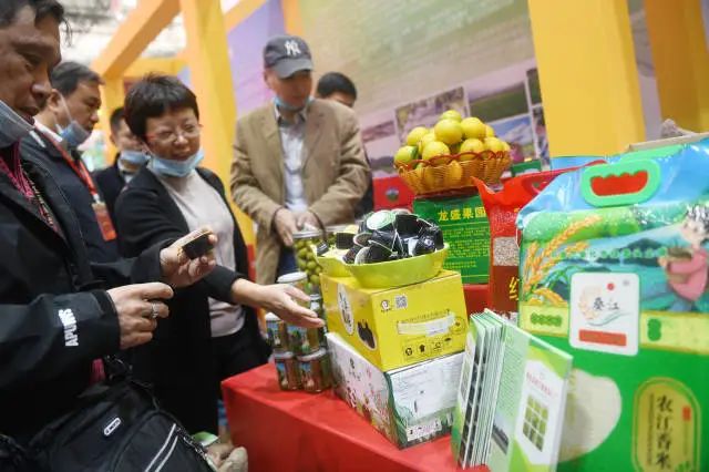 揭陽市成立消費扶貧聯盟暨扶貧產品展銷會上,集中展示了揭陽市100多種扶貧產品、名特優新農產品,吸引許多廣州市民現場采購。 南方日報記者 肖雄 攝 圖片