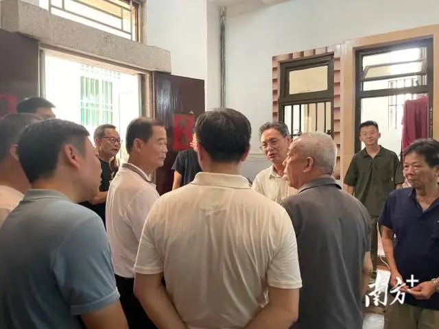 慰問組一行詳細了解英雄家屬的生活、工作、學習等情況, 南方+ 余丹 拍攝 圖片