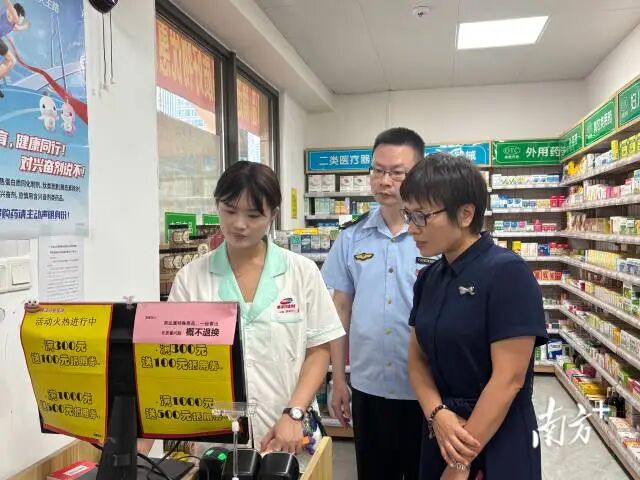 汕頭市市場監管局聯合濠江區市場監管局對運動員駐地周邊藥品經營企業開展常態化檢查。 南方+ 余丹 拍攝 圖片