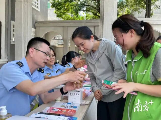 執法人員針對不同群體開展服務指導。 南方+ 余丹 拍攝 圖片